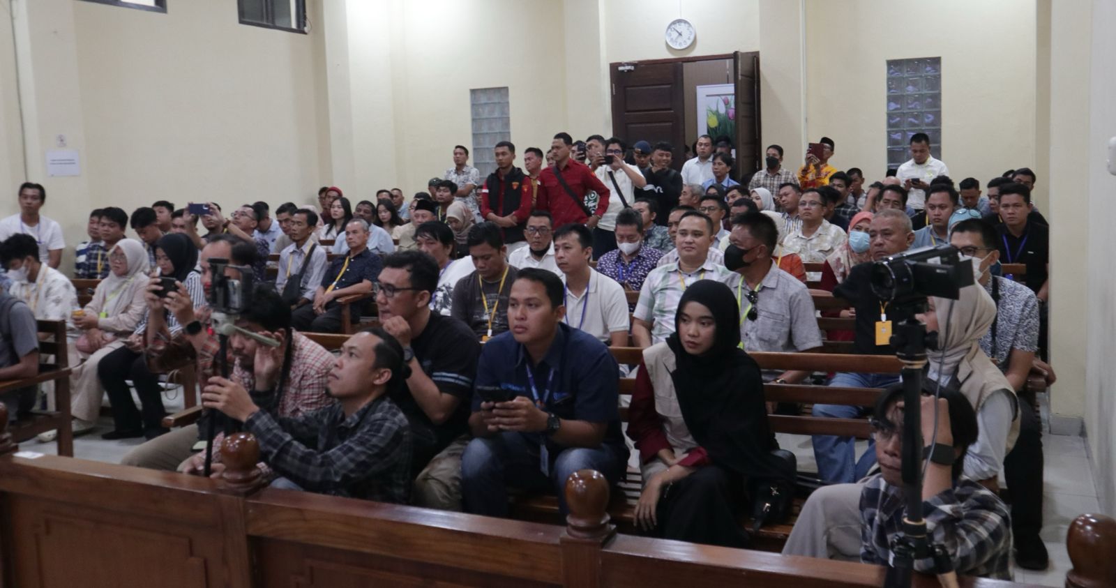 Potret Animo Warga Padati Sidang OTT Bupati Lampung Tengah Dkk