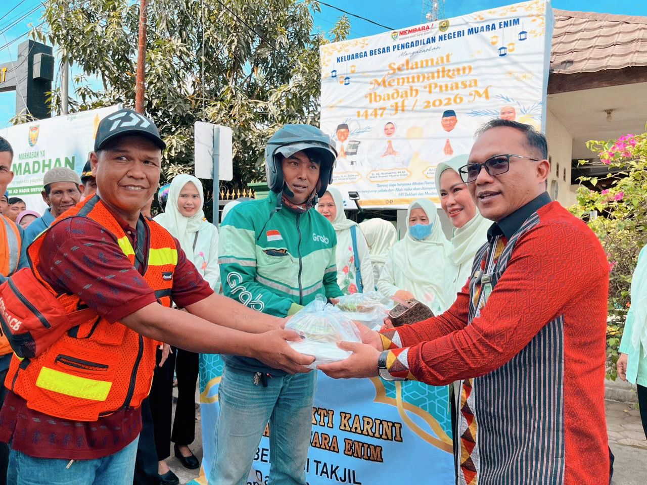 Potret Kegiatan Berbagi Takjil DYK Cabang Muara Enim