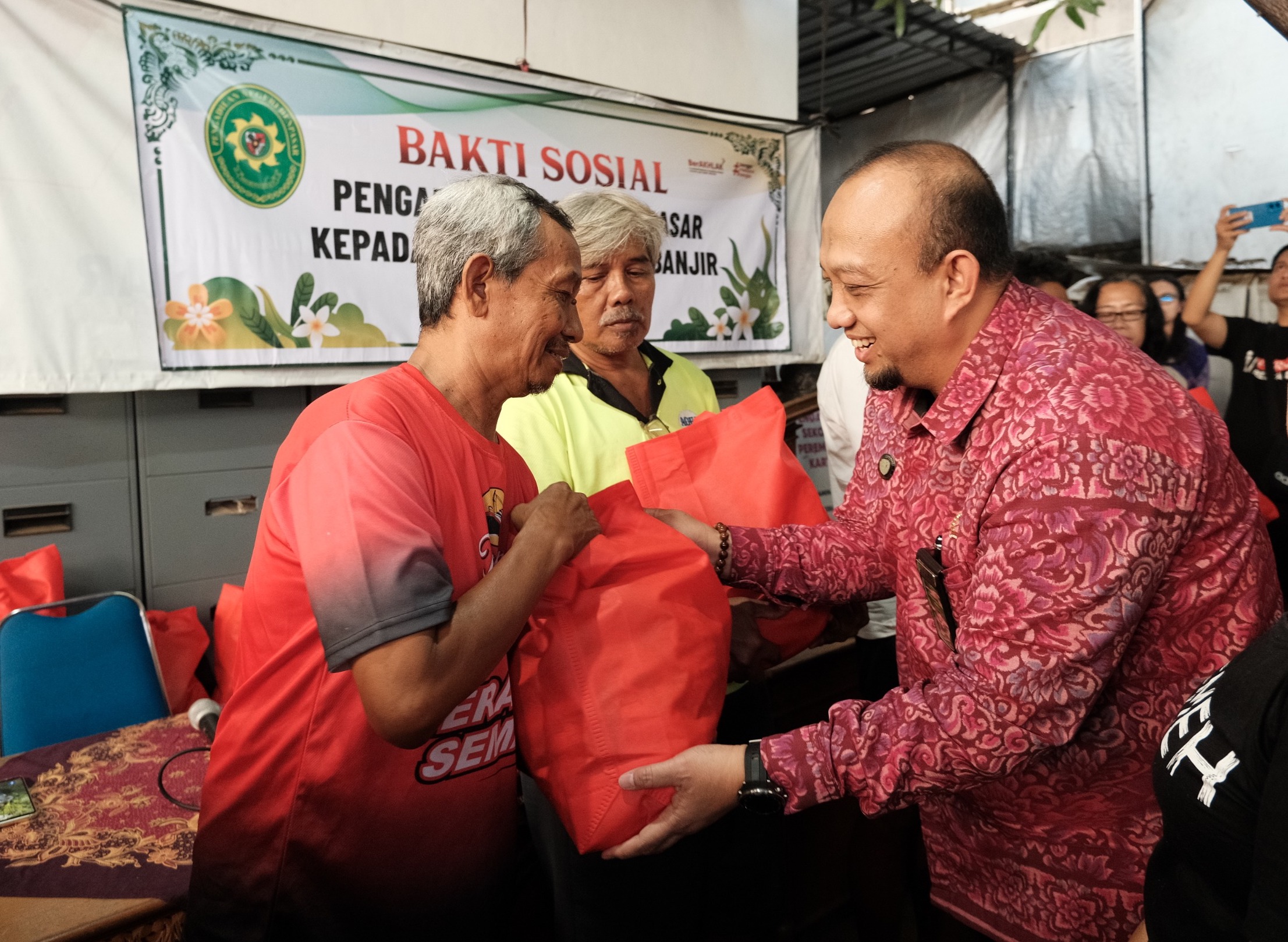 Potret Peduli Korban Banjir dari PN Denpasar
