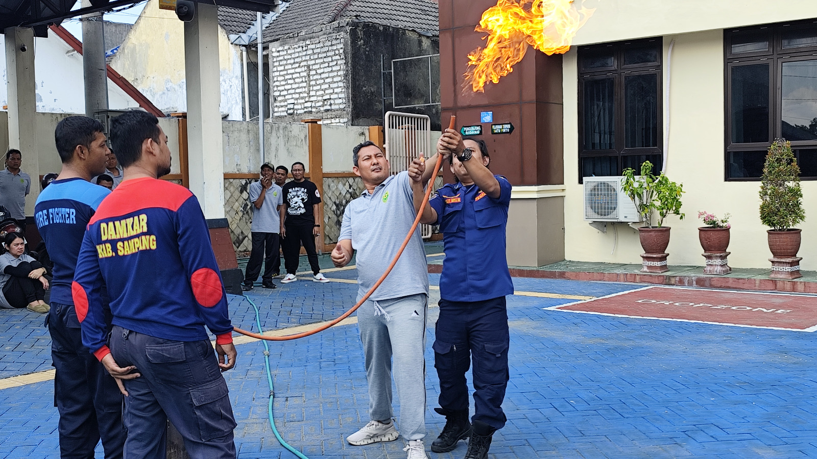 Simulasi Pemadam Kebakaran oleh Tim Damkar di PN Sampang