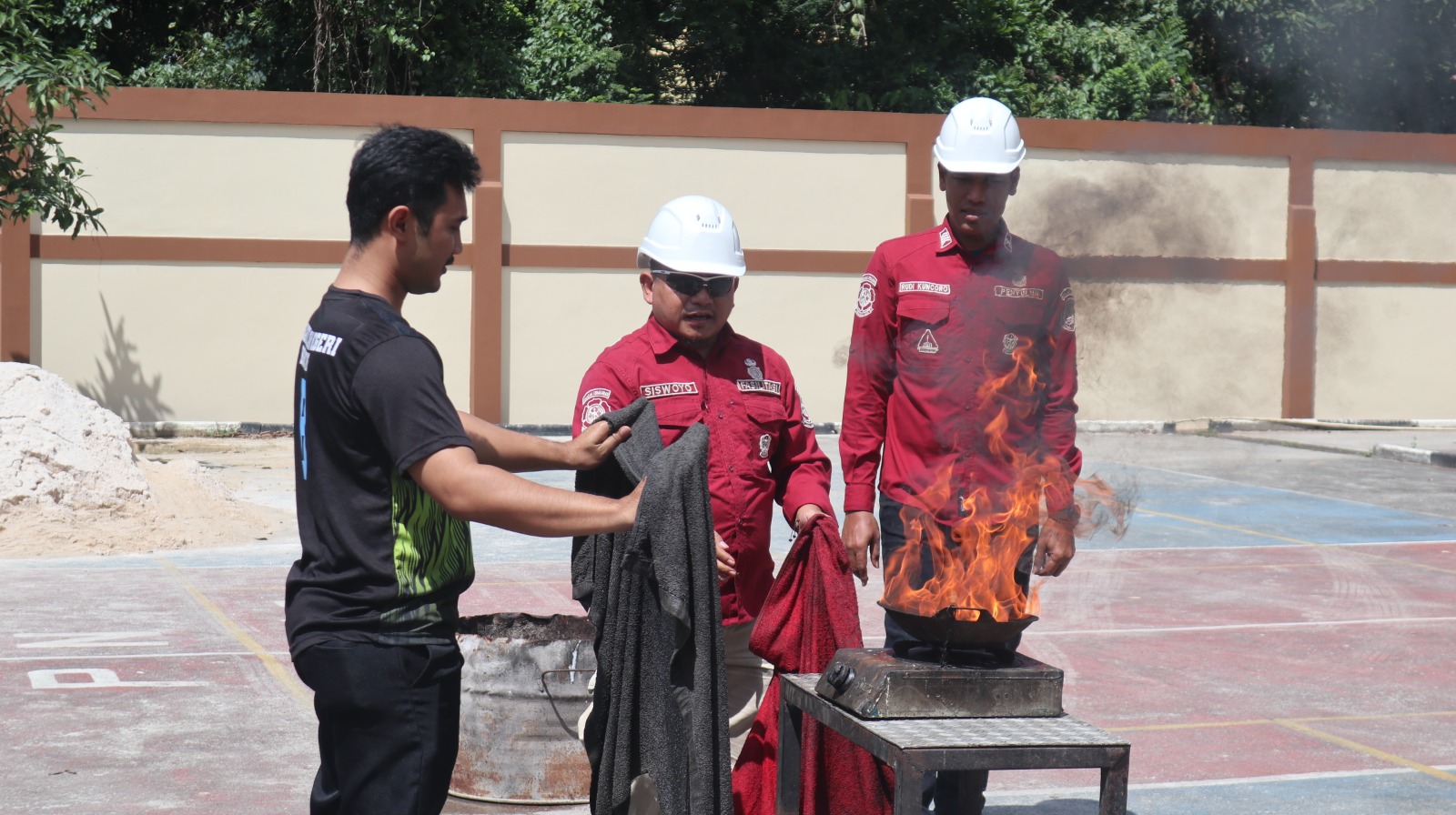 Tanggap Bencana, PN Bontang Gelar Simulasi Kebakaran Dengan Damkar Kota Bontang!