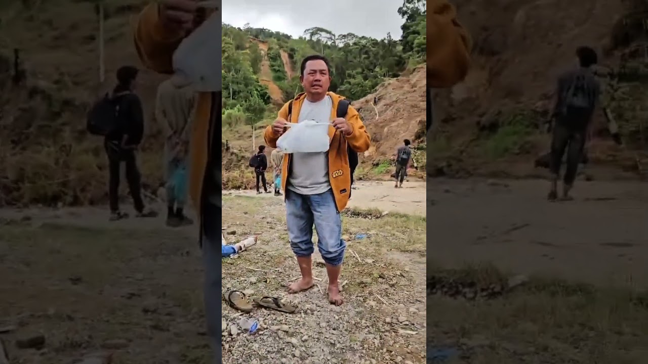 Perjuangan Warga PN Takengon berjalan kaki keluar dari daerah terisolir menuju keluarga