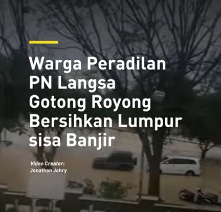 Warga Peradilan PN Langsa Gotong Royong Bersihkan Lumpur sisa Banjir